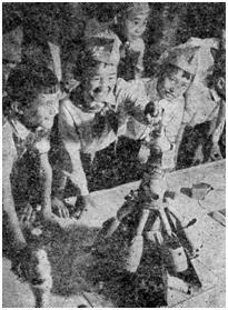 На выставке работ по космическому моделированию. Республиканская станция юных техников.